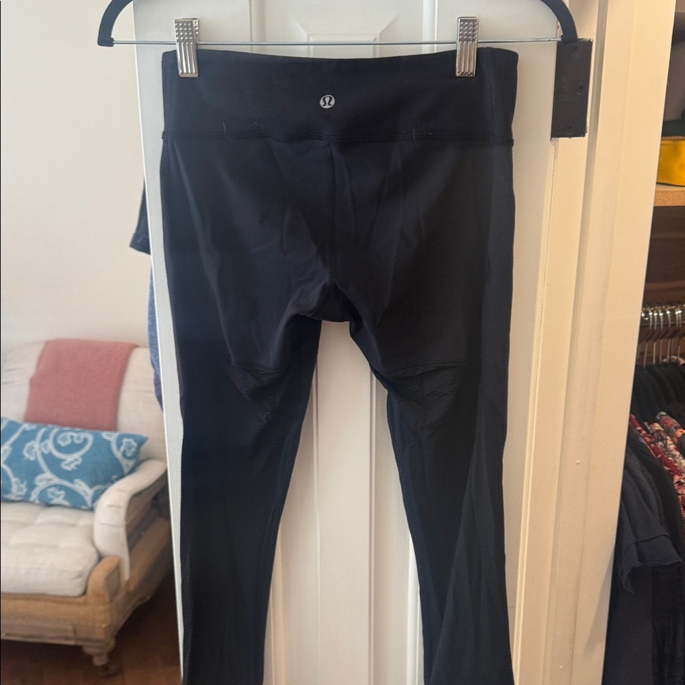 lululemon athletica women’s  black lower waist cropped yoga pants.
